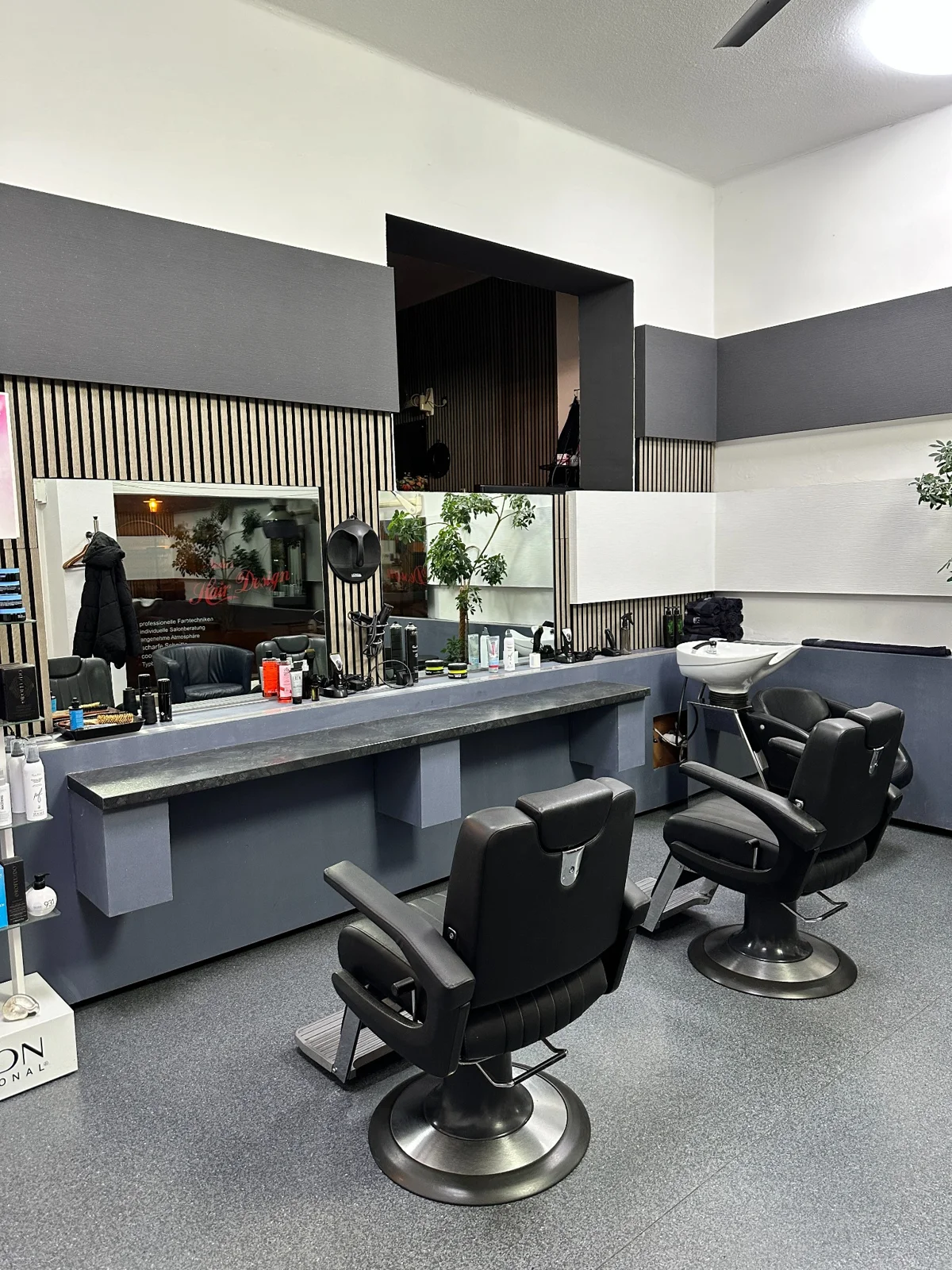 Friseurstühle und Waschplatz bei Neda’s Hair Design in Offenburg